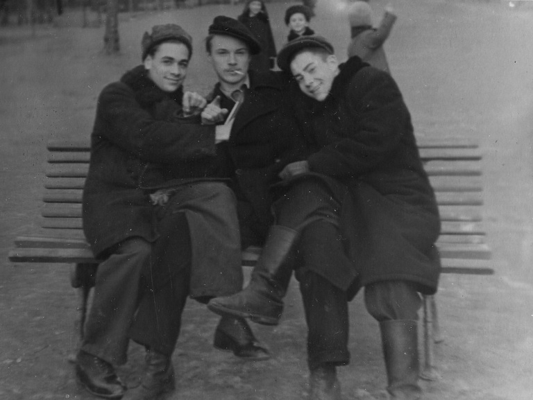 С одноклассниками, 1940-е годы